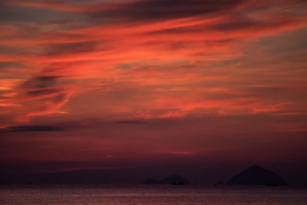 Ciel rouge foncé avec nuages — Photo