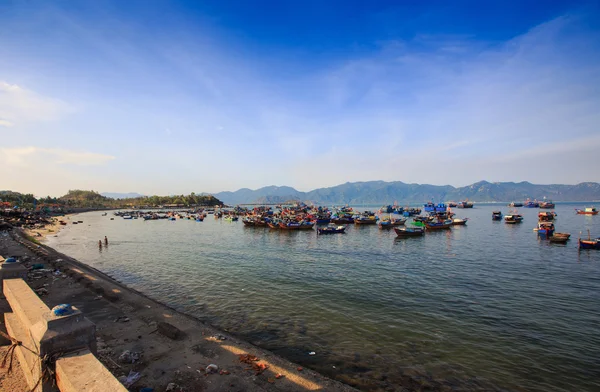 Grupp av vietnamesiska fiskebåtar — Stockfoto