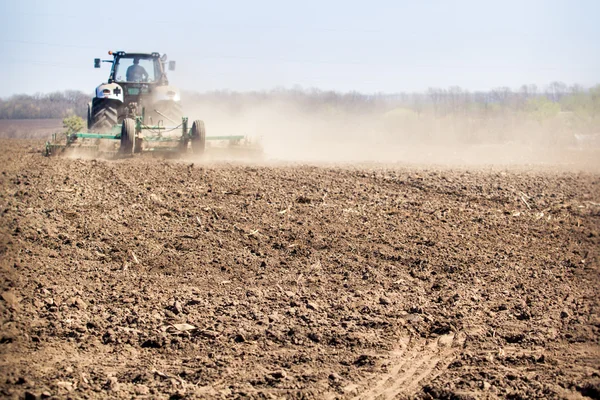 Traktor bei Feldarbeit — Stockfoto