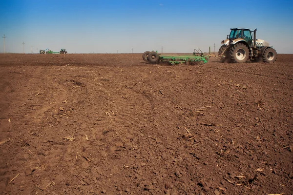 Tractor working in field — Stock Photo, Image