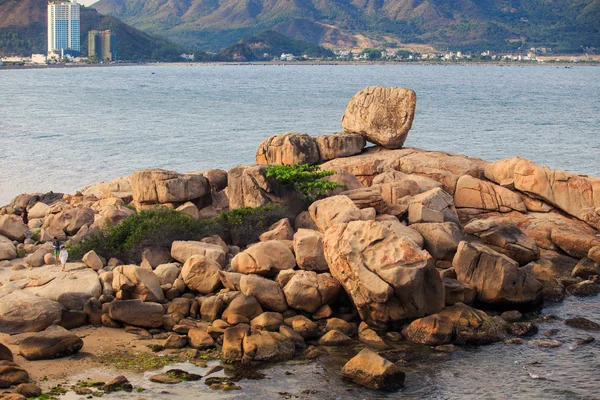 Olika stenar på stranden — Stockfoto