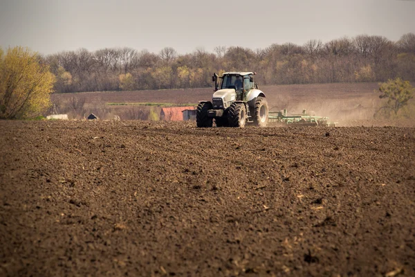 Tracteur travaillant sur le terrain — Photo