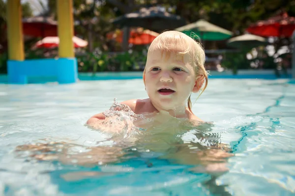 Mädchen im Hotelpool Wasser — Stockfoto