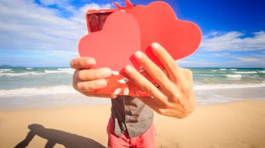 Sevgililer günü kalpleri ile adam