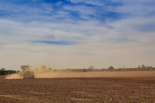 Tracteur travaillant sur le terrain — Photo