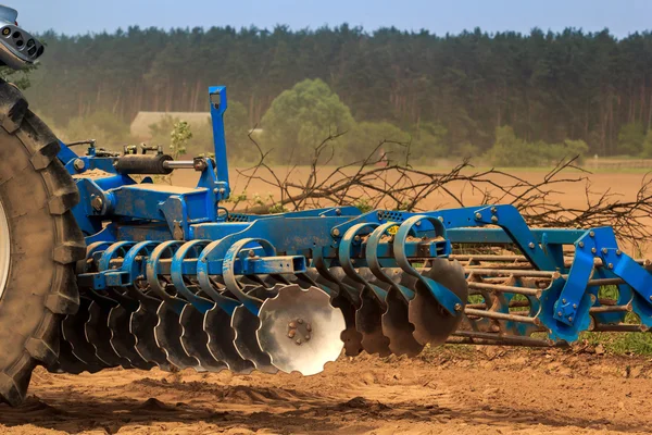 Traktor bei Feldarbeit — Stockfoto