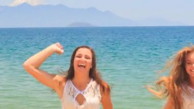 Sahilde mutlu ponpon kızlar