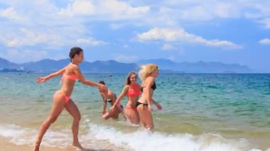 Sahilde çok mutlu kadın