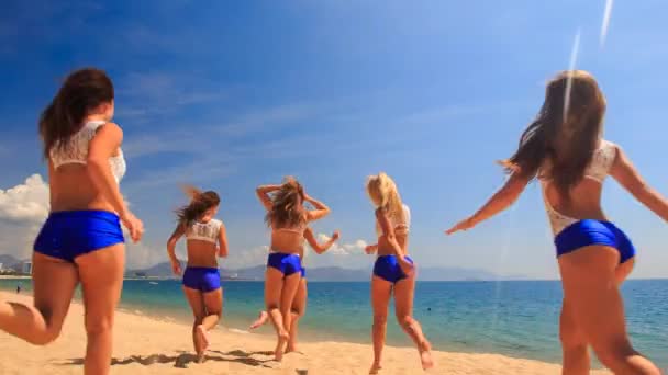 Happy cheerleaders på stranden — Stockvideo