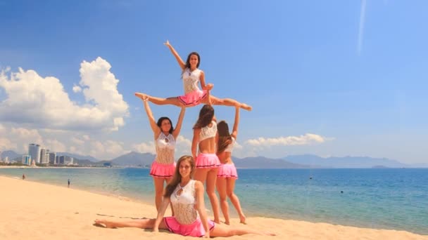 Happy cheerleaders på stranden — Stockvideo