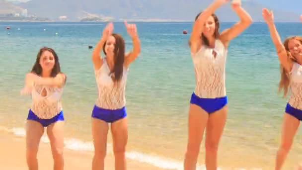 Joyeuses pom-pom girls sur la plage — Video