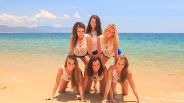 Cheerleaders feliz na praia — Vídeo de Stock