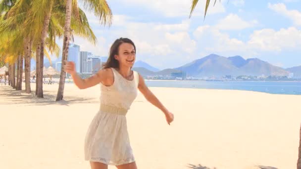 Hermosa mujer en la playa — Vídeo de stock