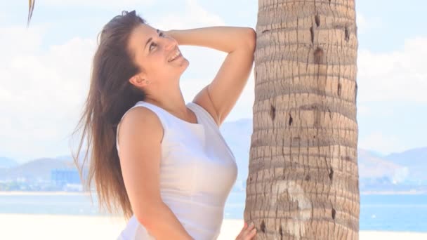 Hermosa mujer en la playa — Vídeos de Stock