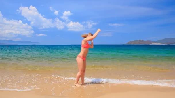 Slim woman in bikini — Stock Video