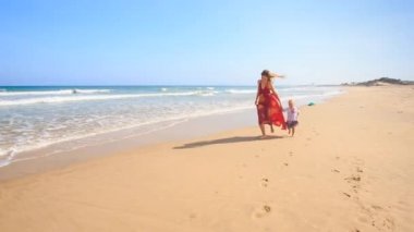 Deniz kıyısında kız bebek ile anne