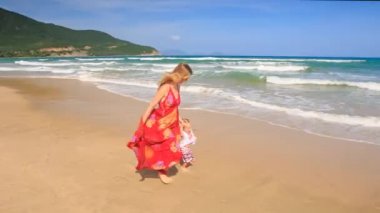 Deniz kıyısında kız bebek ile anne