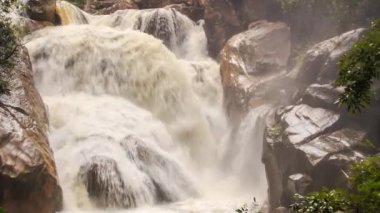 köpüklü akış Şelalesi