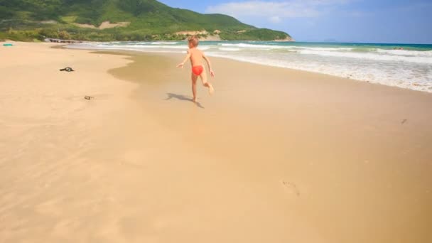 Menino correndo na praia — Vídeo de Stock