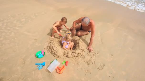 Grand-père jouer avec fille et garçon — Video