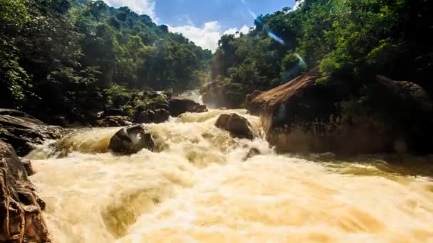 Cachoeira córrego espumoso — Vídeo de Stock