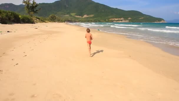 해변에서 뛰고 있는 소년 — 비디오