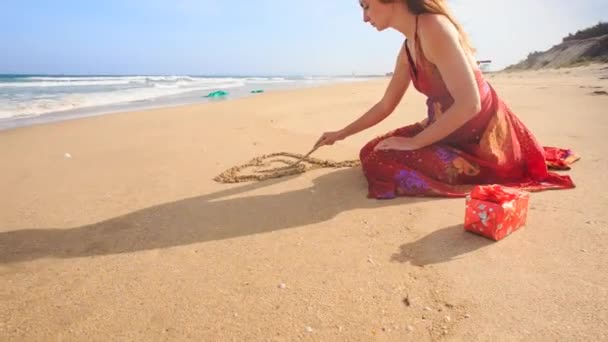 Mulher desenho coração em forma de sinal — Vídeo de Stock