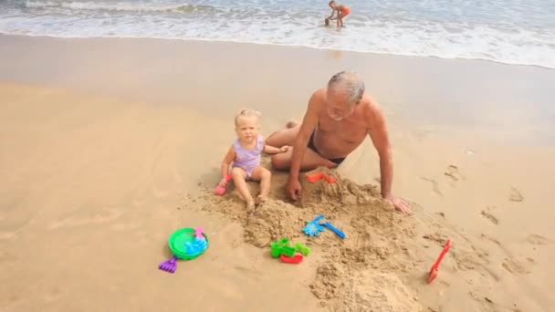 Abuelo jugando con chica y chico — Vídeos de Stock