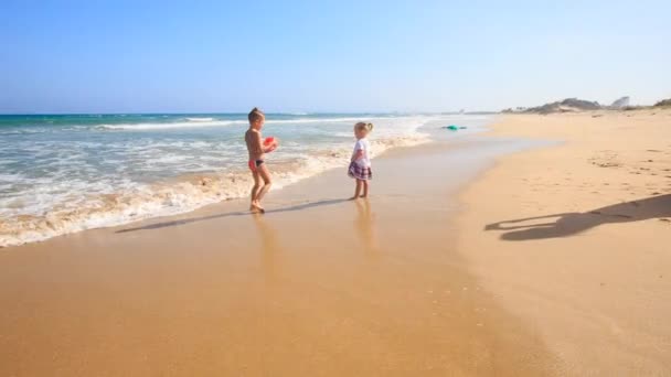 Mutter und Kinder am Strand — Stockvideo