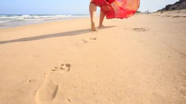 赤脚在沙子上的女人 — 图库视频影像