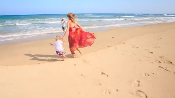 Grand-père, mère avec bébé fille — Video