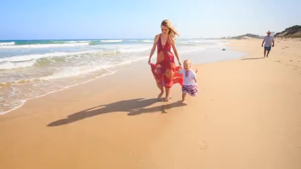 Matka z dzieckiem dziewczyna na brzegu morza — Wideo stockowe