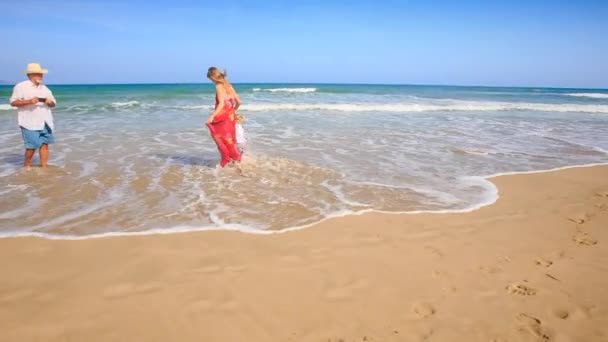 Avô, mãe com bebê menina — Vídeo de Stock