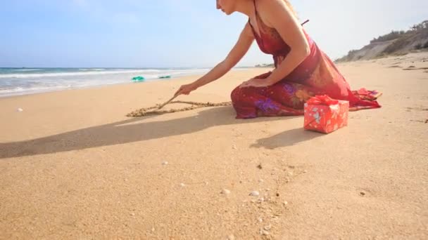 Mujer dibujo corazón en forma de signo — Vídeo de stock