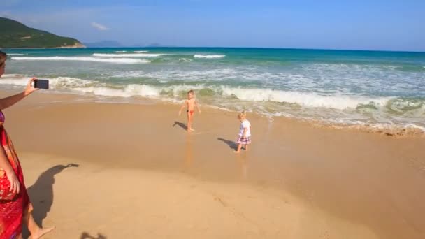 Mutter und Kinder am Strand — Stockvideo