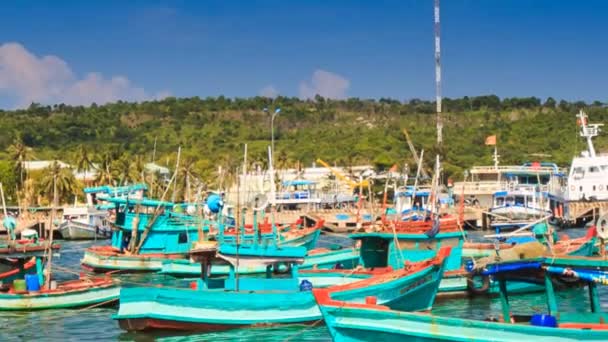 Vietnamita barcos de pesca coloridos — Vídeo de Stock