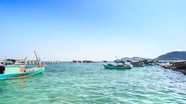 Vietnamita barcos de pesca coloridos — Vídeo de Stock