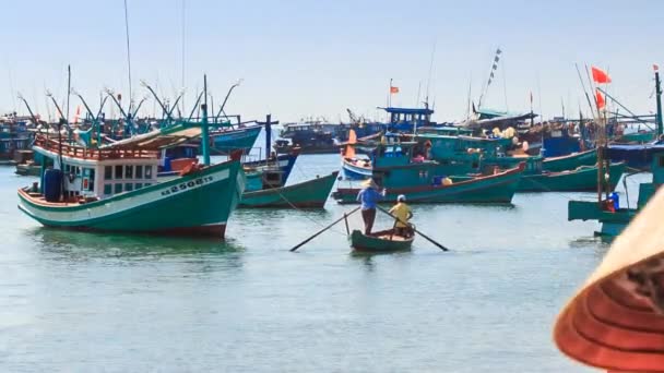 Barcos de pesca coloridos vietnamitas — Vídeos de Stock