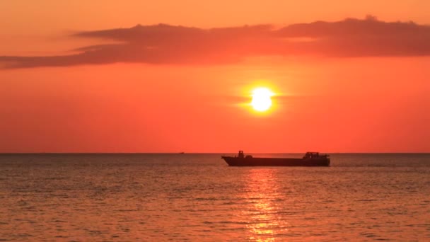 Barca galleggiante sul tramonto — Video Stock