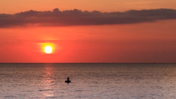 Pescador em barco durante o pôr do sol — Vídeo de Stock