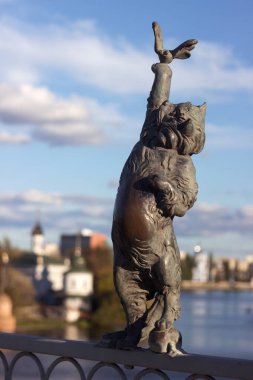 Vinnytsia, Ukrayna - 14 Ekim 2020. Vinnitsa 'daki Kiev köprüsünde kelebekli bir kedinin bronz heykeli. Pivdennyi Buh Nehri üzerindeki köprüde bir hayvan heykeli