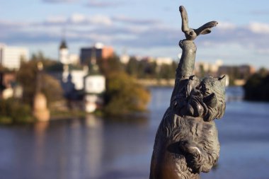 Vinnytsia, Ukrayna - 14 Ekim 2020. Vinnitsa 'daki Kiev köprüsünde kelebekli bir kedinin bronz heykeli. Pivdennyi Buh Nehri üzerindeki köprüde bir hayvan heykeli