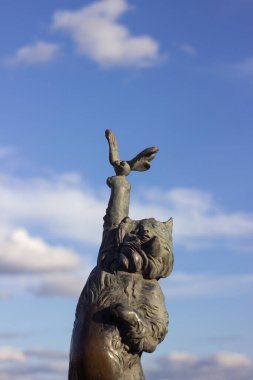 Vinnytsia, Ukrayna - 14 Ekim 2020. Kelebekle yakalanan bir kedinin bronz heykeli. Pivdennyi Buh Nehri üzerindeki köprüde bir hayvan heykeli