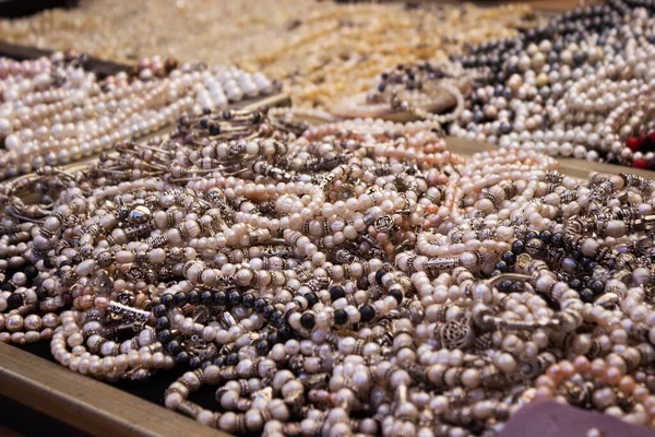 用奥赫里德珍珠制成的手镯和项链在市场上出售 许多女性珠宝 — 图库照片