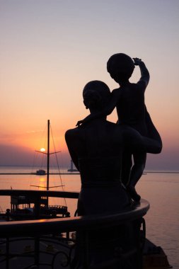 Kollarında çocuğu olan bir denizcinin eşinin anıtı. Sabahın erken saatlerinde Odessa 'da kocasını bekliyorlar. Ukrayna Heykelleri
