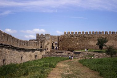 Belgorod Dinyester, Ukrayna - 27 Haziran 2021. Akkerman (veya Bilhorod-Dnistrovskyi) Şato. Ukrayna 'nın güneyinde, Odessa bölgesinde bir kale. Kalenin etrafında turistler dolaşıyor