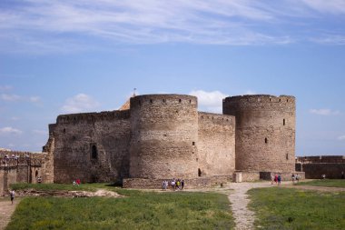 Belgorod Dinyester, Ukrayna - 27 Haziran 2021. Akkerman (veya Bilhorod-Dnistrovskyi) Şato. Ukrayna 'nın güneyinde, Odessa bölgesinde bir kale. Kalenin etrafında turistler dolaşıyor