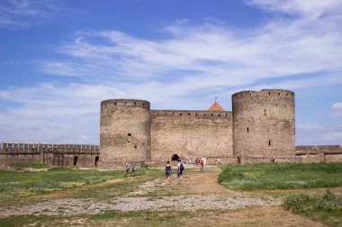 Belgorod Dinyester, Ukrayna - 27 Haziran 2021. Akkerman (veya Bilhorod-Dnistrovskyi) Şato. Ukrayna 'nın güneyinde, Odessa bölgesinde bir kale. Kalenin etrafında turistler dolaşıyor