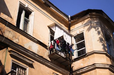 Elbiseleri çamaşır ipinde asılı sarı evleri olan pitoresk bir Odessa avlusu. Eski Odessa, Ukrayna