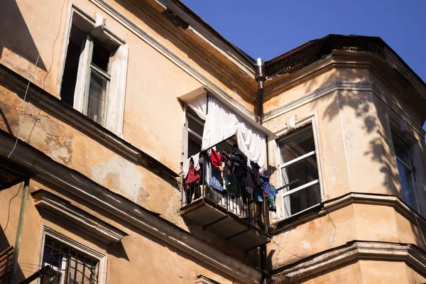 Elbiseleri çamaşır ipinde asılı sarı evleri olan pitoresk bir Odessa avlusu. Eski Odessa, Ukrayna